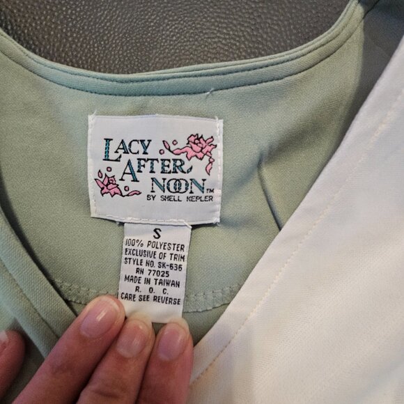 Lacy Afternoon Green Blouse - Picture 7 of 8